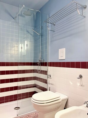 Classic Double or Twin Room | Bathroom | Shower, hair dryer, towels, soap - La Nona Casa - Napoli (Napoli)