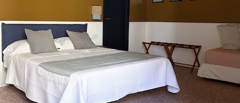 Deluxe Double or Twin Room | Desk, blackout drapes, free WiFi
