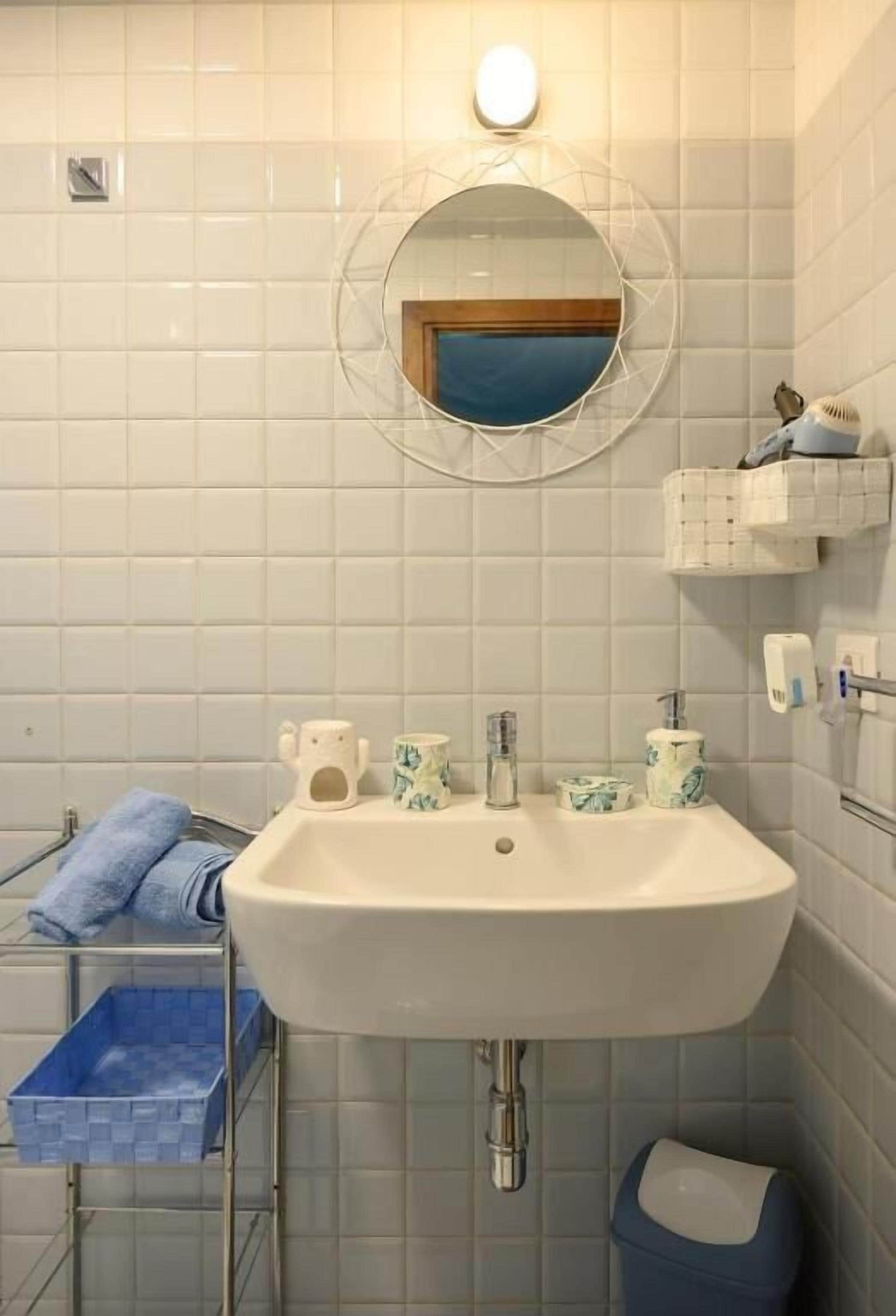 Tripla Classic, vista collina | Bagno | Set di cortesia gratuito, asciugacapelli, pantofole, asciugamani