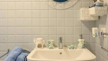 Tripla Classic, vista collina | Bagno | Set di cortesia gratuito, asciugacapelli, pantofole, asciugamani