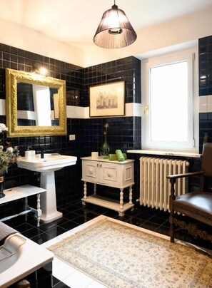 Deluxe Double Room, Hill View | Bathroom