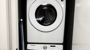 Ein Waschraum mit zwei Samsung Waschmaschinen mit Frontlader.