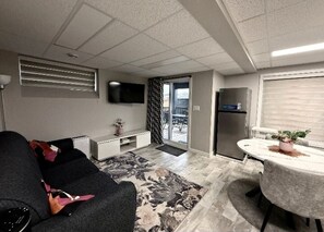 Living area - Cozy Lakeview walk-out basement (Winnipeg)