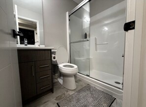 Towels, soap, toilet paper - Cozy Lakeview walk-out basement (Winnipeg)