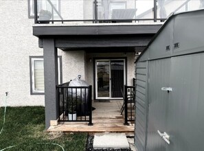 Exterior detail - Cozy Lakeview walk-out basement (Winnipeg)