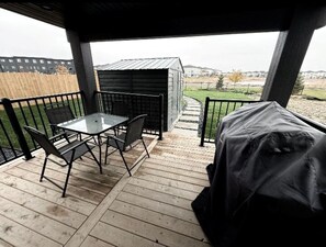 Outdoor dining - Cozy Lakeview walk-out basement (Winnipeg)