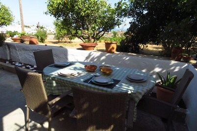 Kypseli House - Quiet Garden Home for Families & Groups, steps from Apollonia