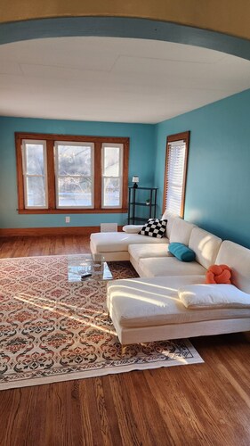 Fabulous 2-bedroom house in Lansing perfect for your getaway