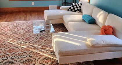 Fabulous 2-bedroom house in Lansing perfect for your getaway