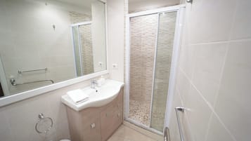 Deluxe Apartment, 2 Bedrooms | Bathroom | Shower, free toiletries, hair dryer, towels