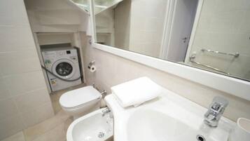 Deluxe Apartment, 2 Bedrooms | Bathroom | Shower, free toiletries, hair dryer, towels