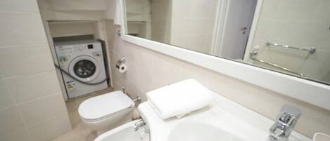 디럭스 아파트, 침실 2개 | 욕실 | 샤워 시설, 무료 세면용품, 헤어드라이어, 타월