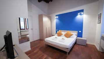 Deluxe appartement, 2 slaapkamers | Een strijkplank/strijkijzer, gratis wifi