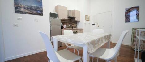 Apartemen Deluks, 2 kamar tidur | Area keluarga | Televisi layar datar 40-inci dengan saluran TV kabel