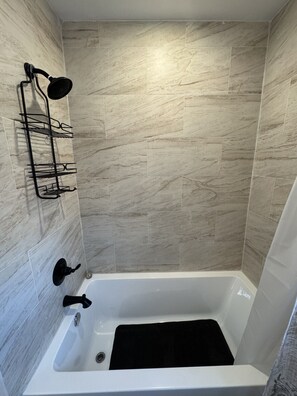 Asciugacapelli, asciugamani, sapone, shampoo