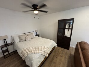 1 slaapkamer, een strijkplank/strijkijzer, gratis wifi, beddengoed