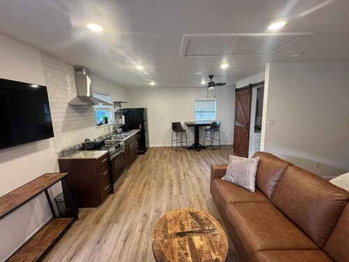 " Benbrook Studio- Quick Drive to TCU, Stockyards, Museums & Dickies Arena"