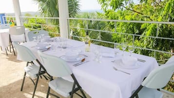 تناول الطعام بالخارج