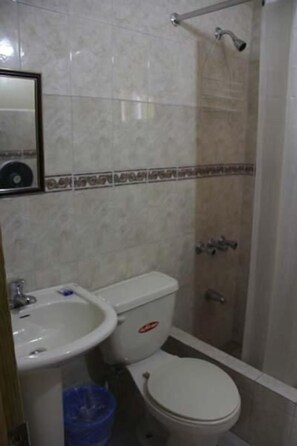 Doppelzimmer | Badezimmer | Duschwanne, Handtücher, Toilettenpapier