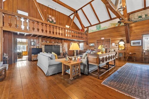 Entire 4-bedroom vacation lodge in Mountanville, New York.