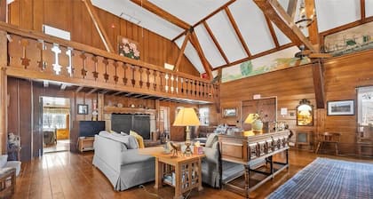 Entire 4-bedroom vacation lodge in Mountanville, New York.