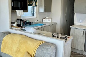 Fridge, microwave, oven, stovetop - Blue Water 3 Beverley Bay Static Caravan (Paignton)