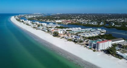 🏖️Quick Walk to Beach🌴Bayview Shores🐬Shared Pool🌞Great Location