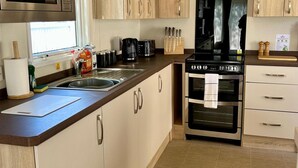 Fridge, microwave, oven, stovetop - Leona Static Caravan Hoburne Devon Bay (Paignton)