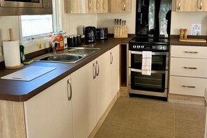 Fridge, microwave, oven, stovetop - Leona Static Caravan Hoburne Devon Bay (Paignton)