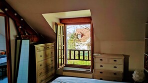 3 bedrooms, desk, iron/ironing board, travel crib