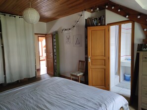 3 bedrooms, desk, iron/ironing board, travel crib
