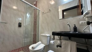 Standard-Doppelzimmer | Badezimmer | Dusche, Haartrockner, Handtücher, Seife