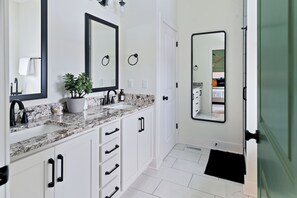 Secador de cabelo, toalhas de banho