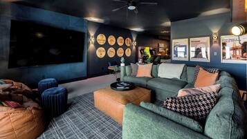 TV connectée, cheminée, espaces bureaux