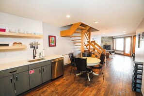 Dining - Free Shuttle, Garage, Shared Hot Tub! Family Friendly! (Mt. Crested Butte)