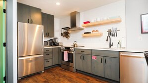 Fridge, oven, stovetop, dishwasher - Eagle's Nest |3 Bedroom | Free Shuttle| Garage | Shared Hot Tub |  Mtn Views (Mt. Crested Butte)