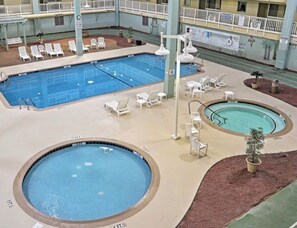 Una piscina techada, una piscina al aire libre