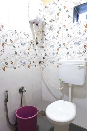 Shower, towels, soap - Amrapali Hotel (Bhiwandi)