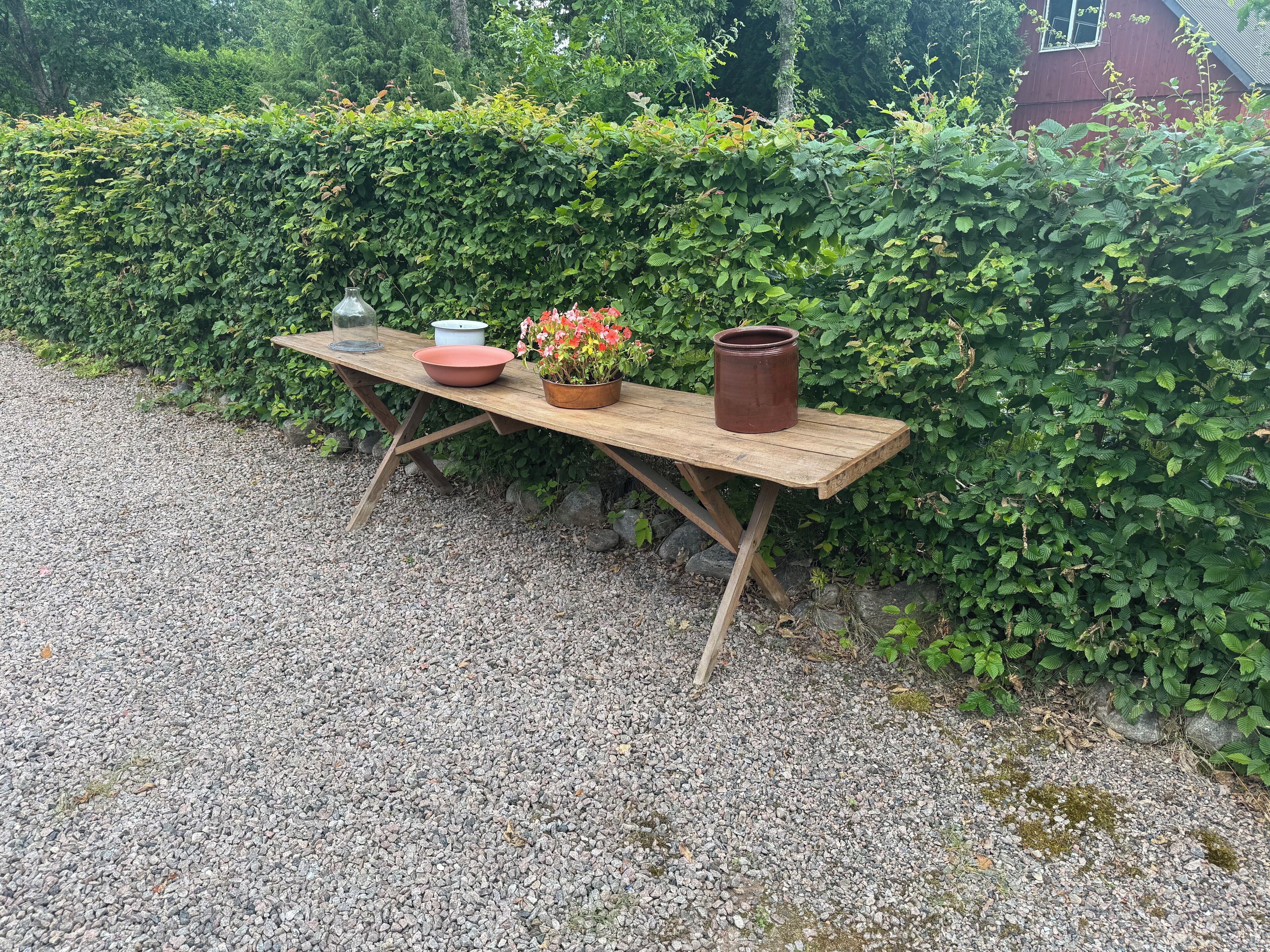 Puisesta pöydästä löytyy kulho, ruukussa oleva kasvi ja ruukku.
