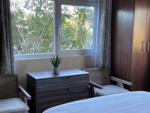 1 bedroom, iron/ironing board, WiFi, bed sheets - Quaint Studio Just a 10 Minutes Walk to Grace bay Beach! (Leeward)