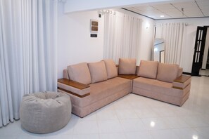 Interior - 3BR A/C Villa Near Mirissa Beach - Cinnamon Wave (Thalaramba)