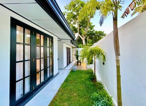 Exterior detail - 3BR A/C Villa Near Mirissa Beach - Cinnamon Wave (Thalaramba)