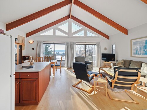 Spacious pet-friendly home|hot tub is a great retreat for families or couples