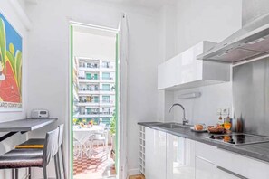 Fridge, microwave, stovetop, dishwasher - Large studio,2-4 P, AC,  2 min to (Nice)
