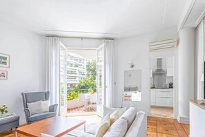 TV - Large studio,2-4 P, AC, 2 min to (Nice)