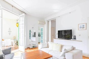 TV - Large studio,2-4 P, AC, 2 min to (Nice)