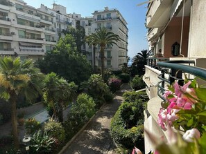 Property grounds - Large studio,2-4 P, AC, 2 min to (Nice)