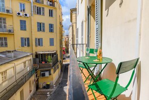 Outdoor dining - Superb 2-bedroom apartment, renovated, AC, balcony (Nice)