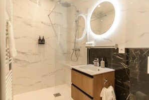 Hair dryer, towels - Superb 2-bedroom apartment, renovated, AC, balcony (Nice)