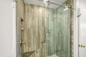 Een douche, een haardroger, handdoeken